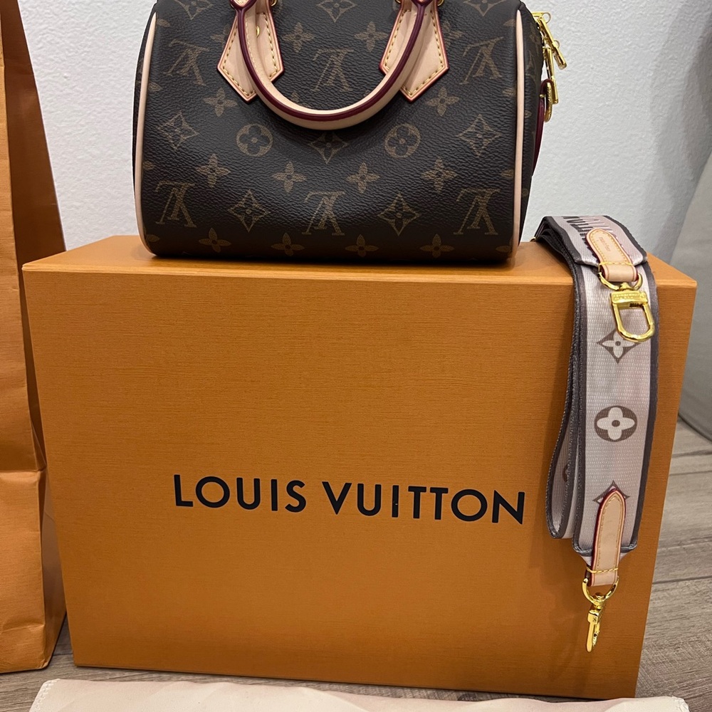 Louis Vuitton Monogram Speedy 20 - Picture 6 of 10